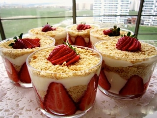 Çilekli Tatlılar Tarifi ve Malzemeleri